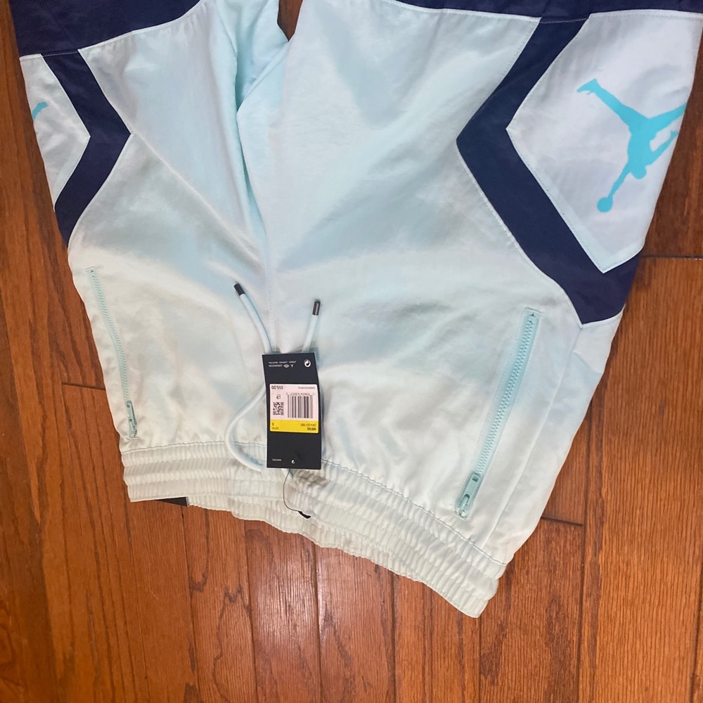 Shorts - Picture 3 of 9